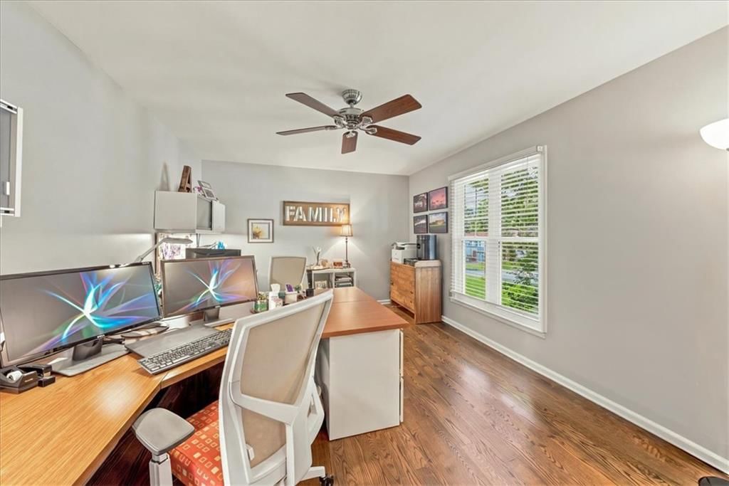 Photo 18 of 45 - 10417 OAKMONT Street, Overland Park, KS 66215