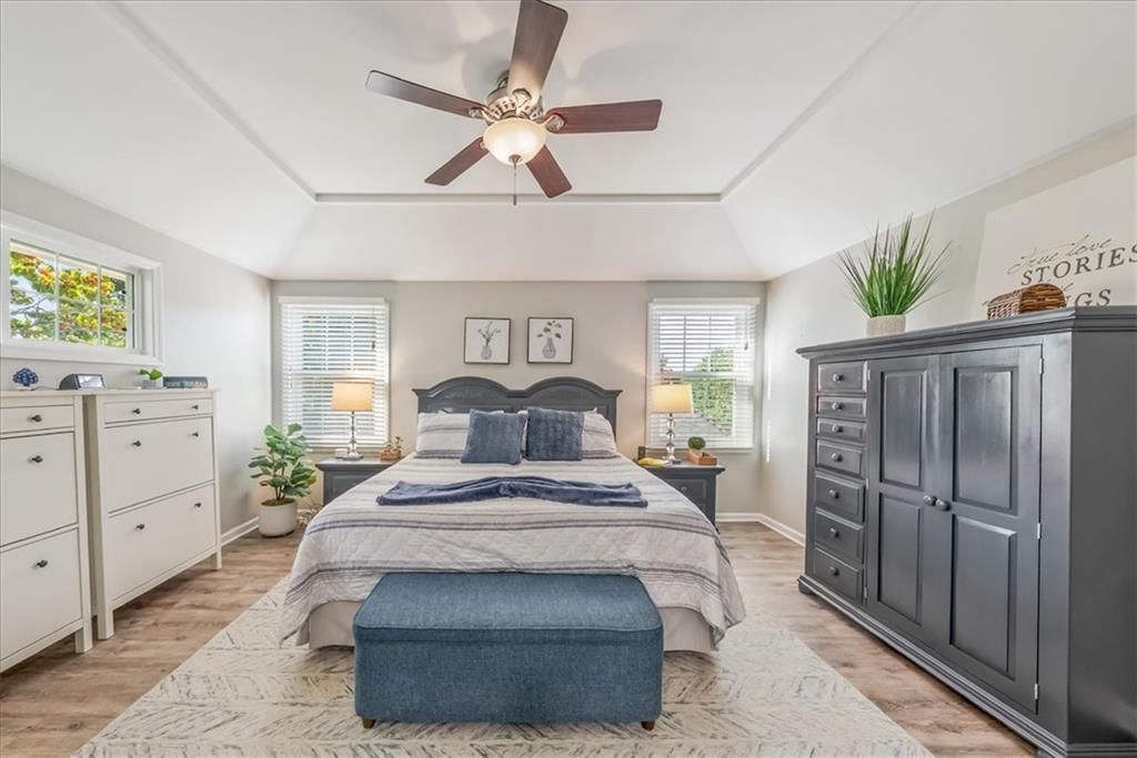 Tray ceiling at 10417 OAKMONT Street, Overland Park, KS 66215