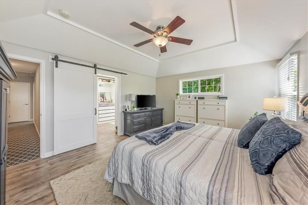 Photo 20 of 45 - 10417 OAKMONT Street, Overland Park, KS 66215