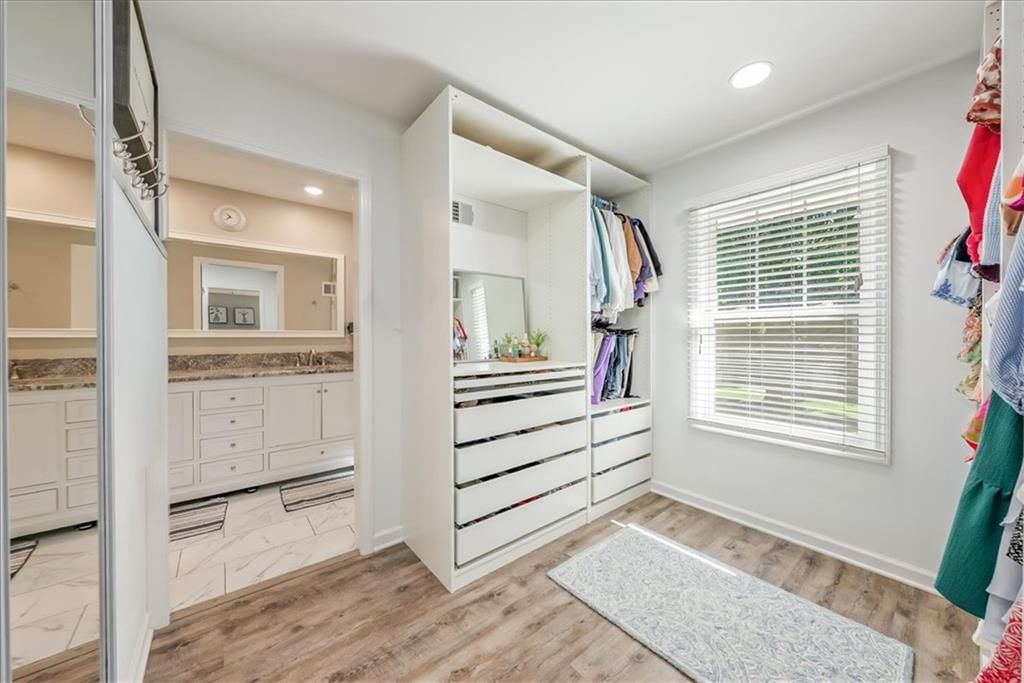 Photo 21 of 45 - 10417 OAKMONT Street, Overland Park, KS 66215