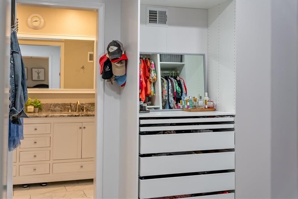 Photo 22 of 45 - 10417 OAKMONT Street, Overland Park, KS 66215