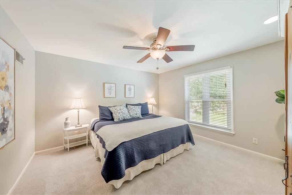 Photo 24 of 45 - 10417 OAKMONT Street, Overland Park, KS 66215