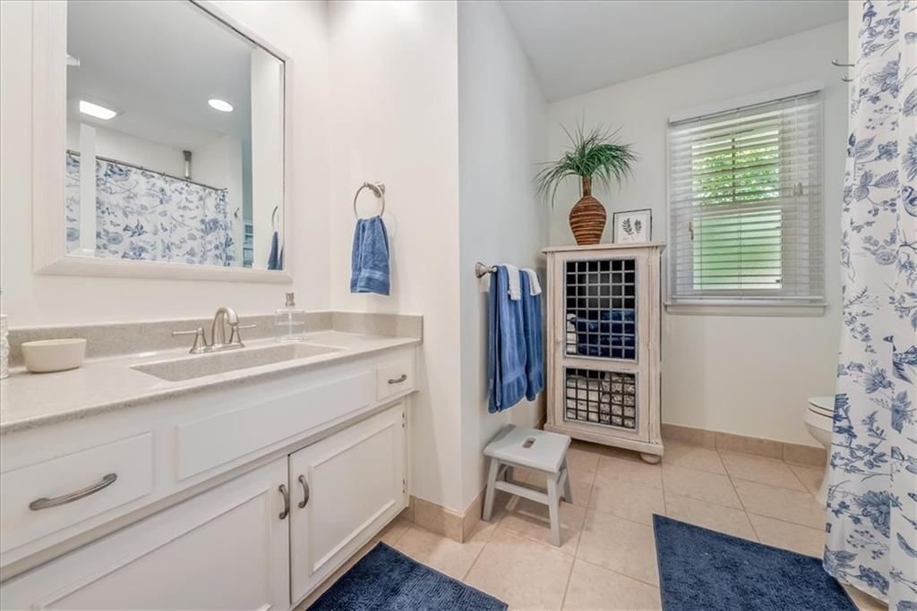 Photo 25 of 45 - 10417 OAKMONT Street, Overland Park, KS 66215
