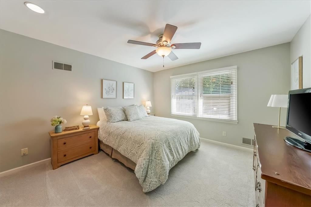 Photo 26 of 45 - 10417 OAKMONT Street, Overland Park, KS 66215
