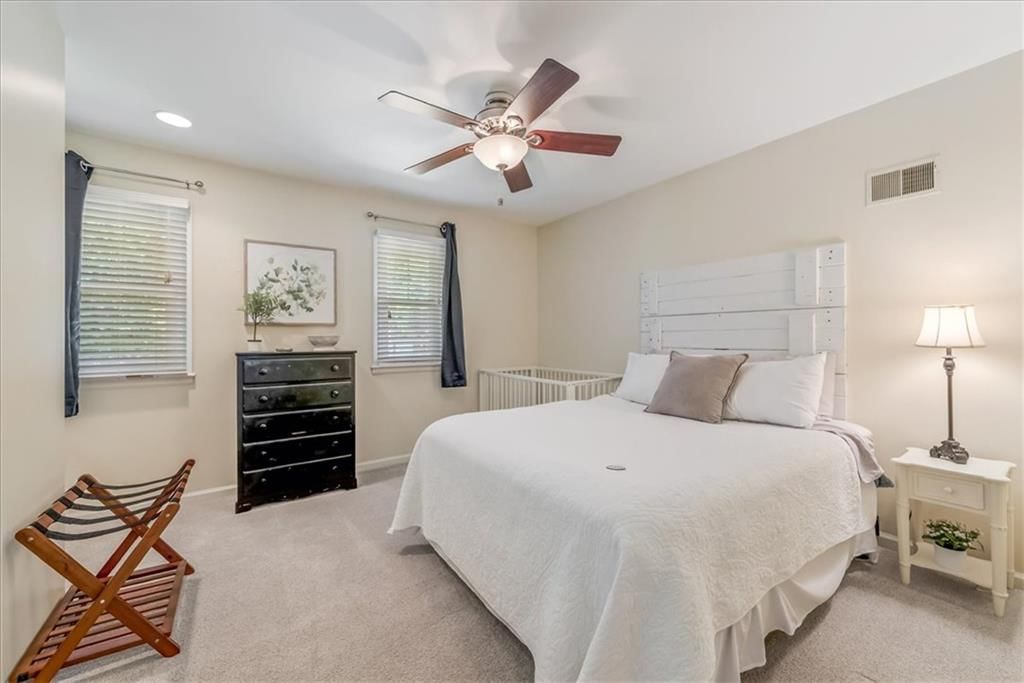 Photo 27 of 45 - 10417 OAKMONT Street, Overland Park, KS 66215