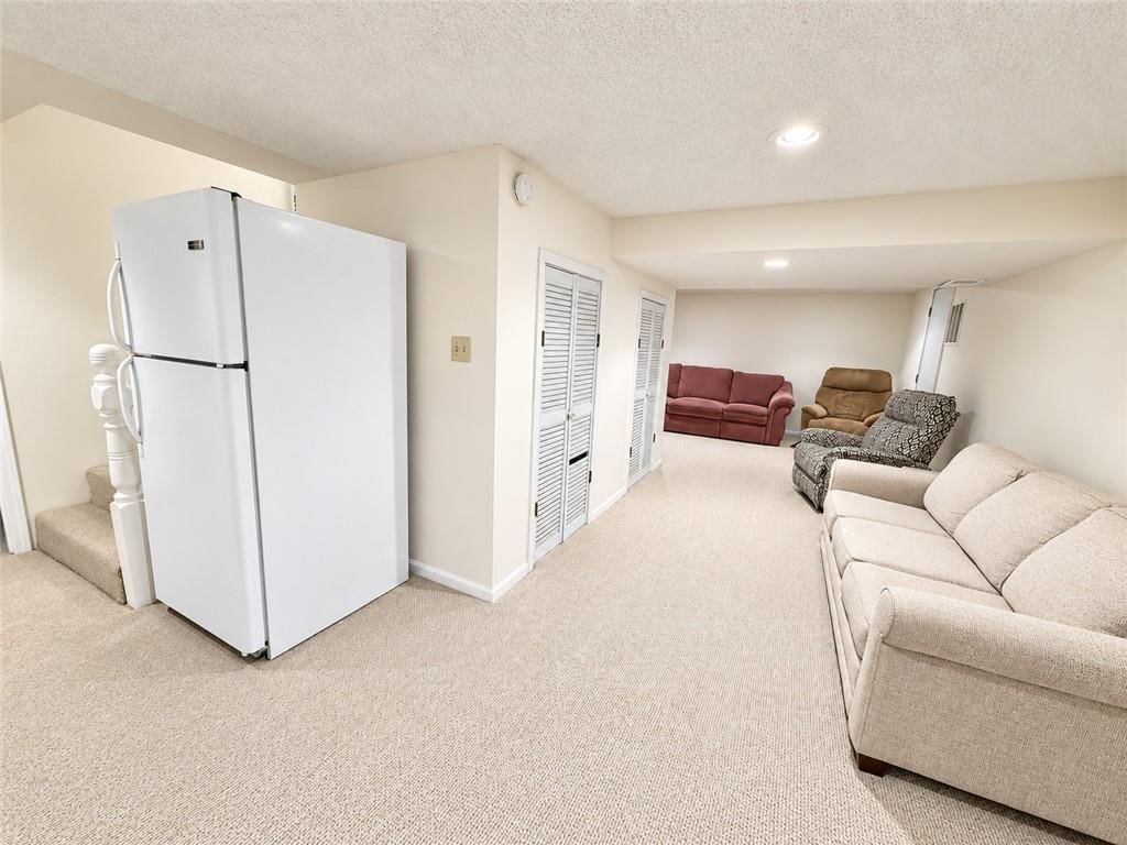 Photo 28 of 45 - 10417 OAKMONT Street, Overland Park, KS 66215
