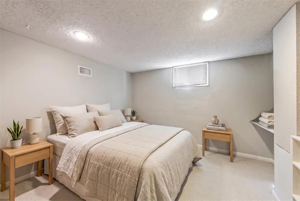 Photo 32 of 45 - 10417 OAKMONT Street, Overland Park, KS 66215