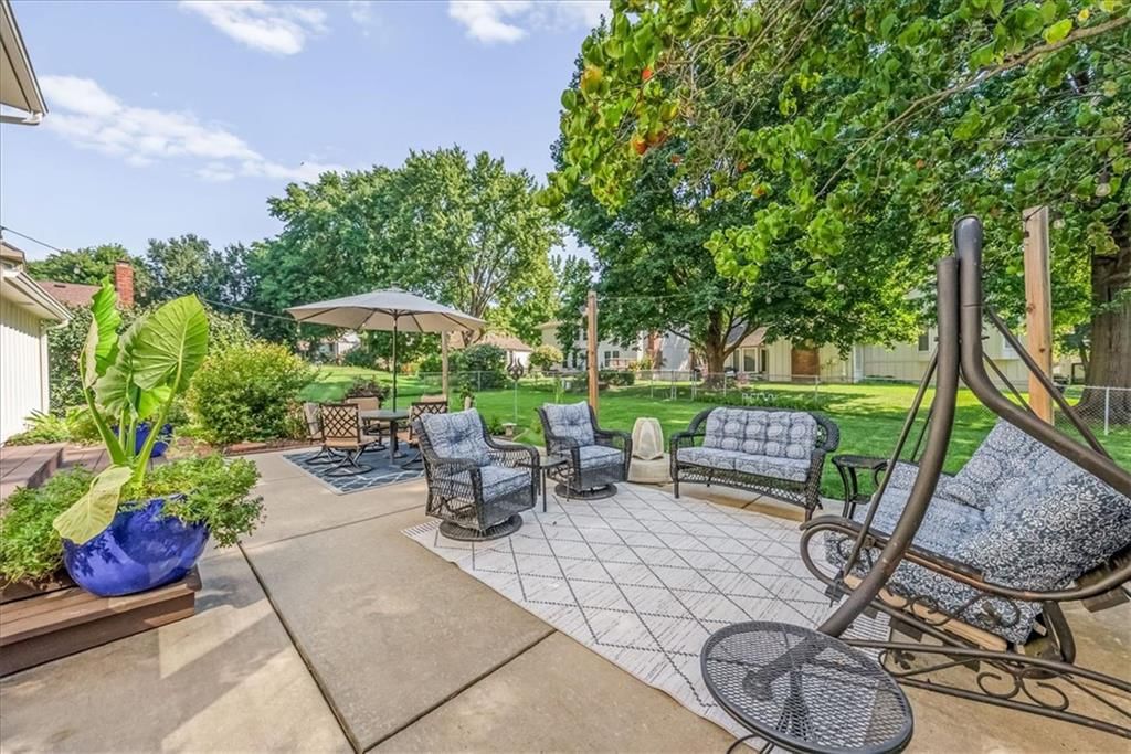 Photo 37 of 45 - 10417 OAKMONT Street, Overland Park, KS 66215