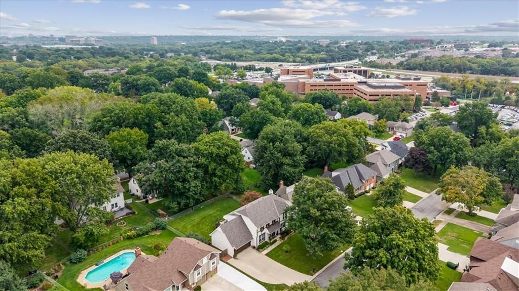 Photo 38 of 45 - 10417 OAKMONT Street, Overland Park, KS 66215