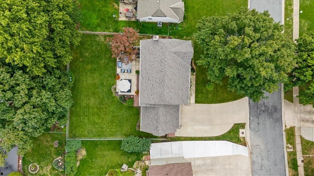 Photo 39 of 45 - 10417 OAKMONT Street, Overland Park, KS 66215