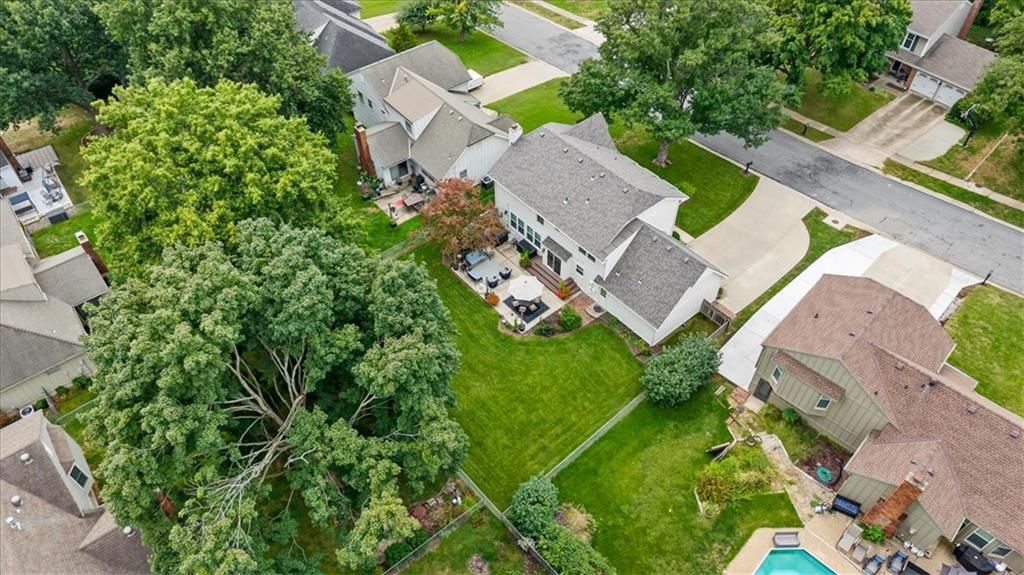 Photo 40 of 45 - 10417 OAKMONT Street, Overland Park, KS 66215