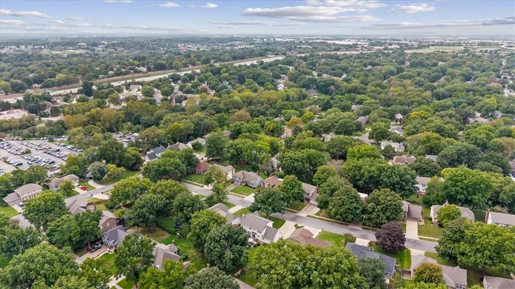 Photo 41 of 45 - 10417 OAKMONT Street, Overland Park, KS 66215