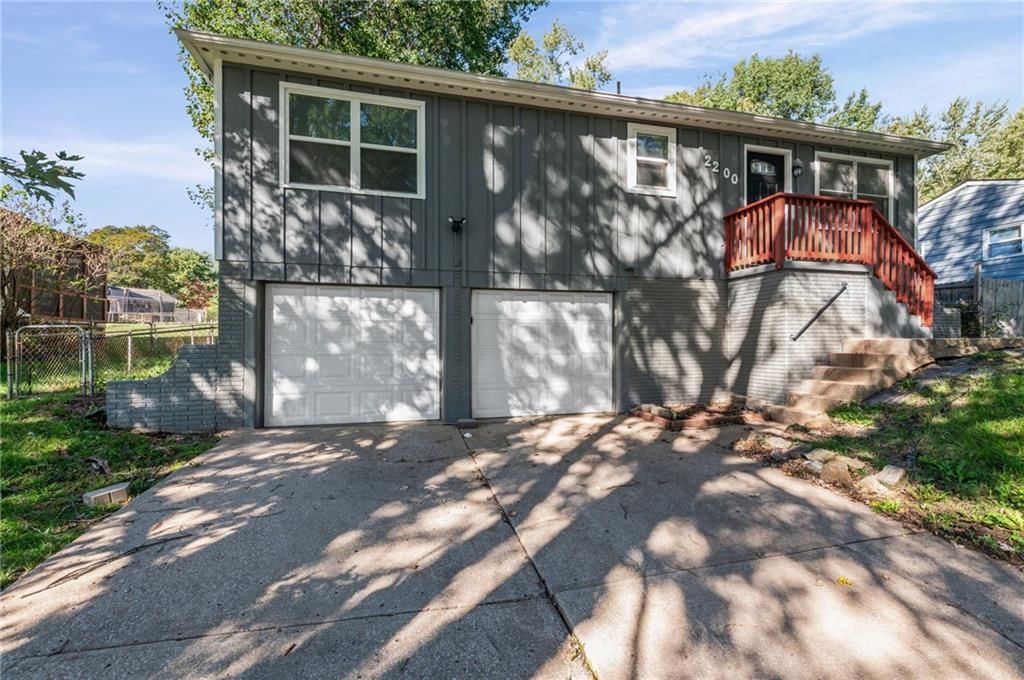 Photo 3 of 33 - 2200 Aqueduct Place, Independence, MO 64057