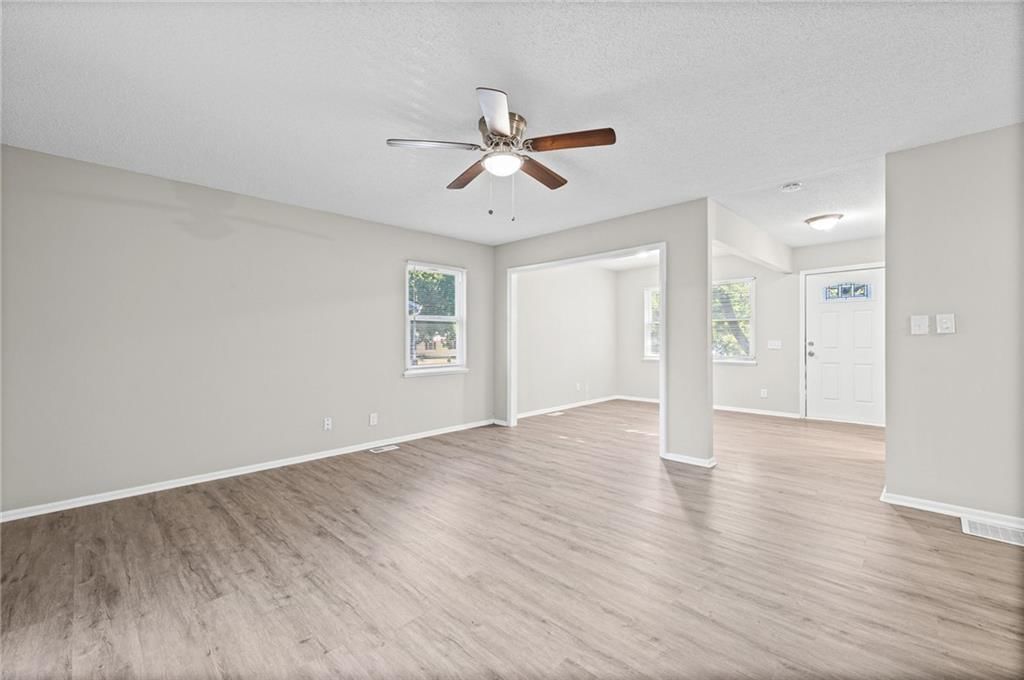 Photo 8 of 33 - 2200 Aqueduct Place, Independence, MO 64057
