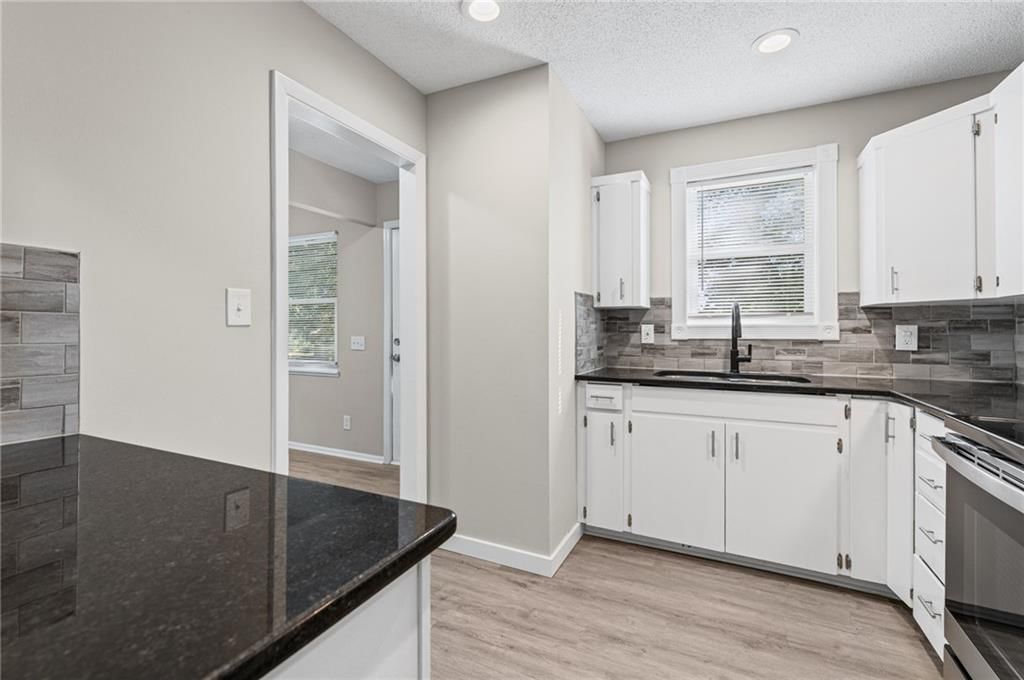 Photo 9 of 33 - 2200 Aqueduct Place, Independence, MO 64057