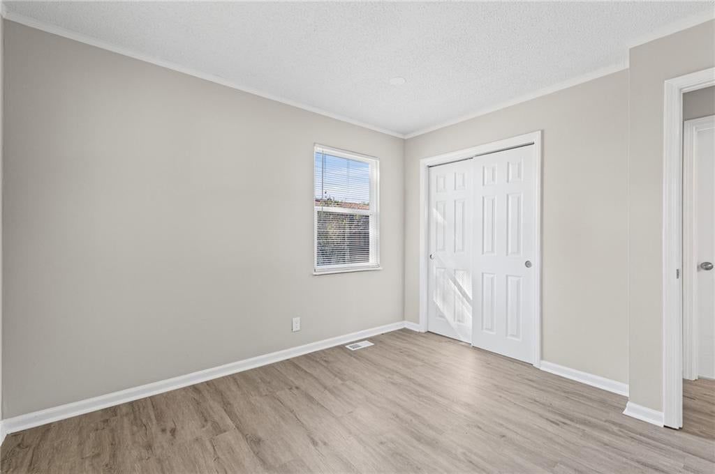 Photo 13 of 33 - 2200 Aqueduct Place, Independence, MO 64057