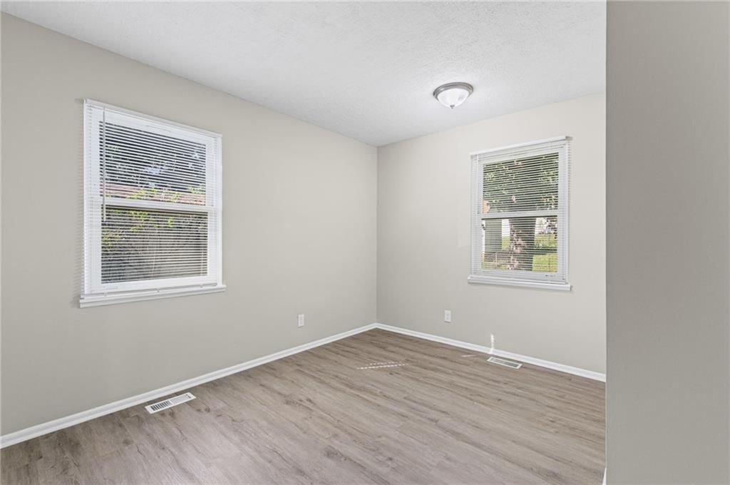 Photo 16 of 33 - 2200 Aqueduct Place, Independence, MO 64057