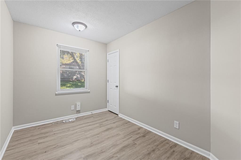 Photo 18 of 33 - 2200 Aqueduct Place, Independence, MO 64057