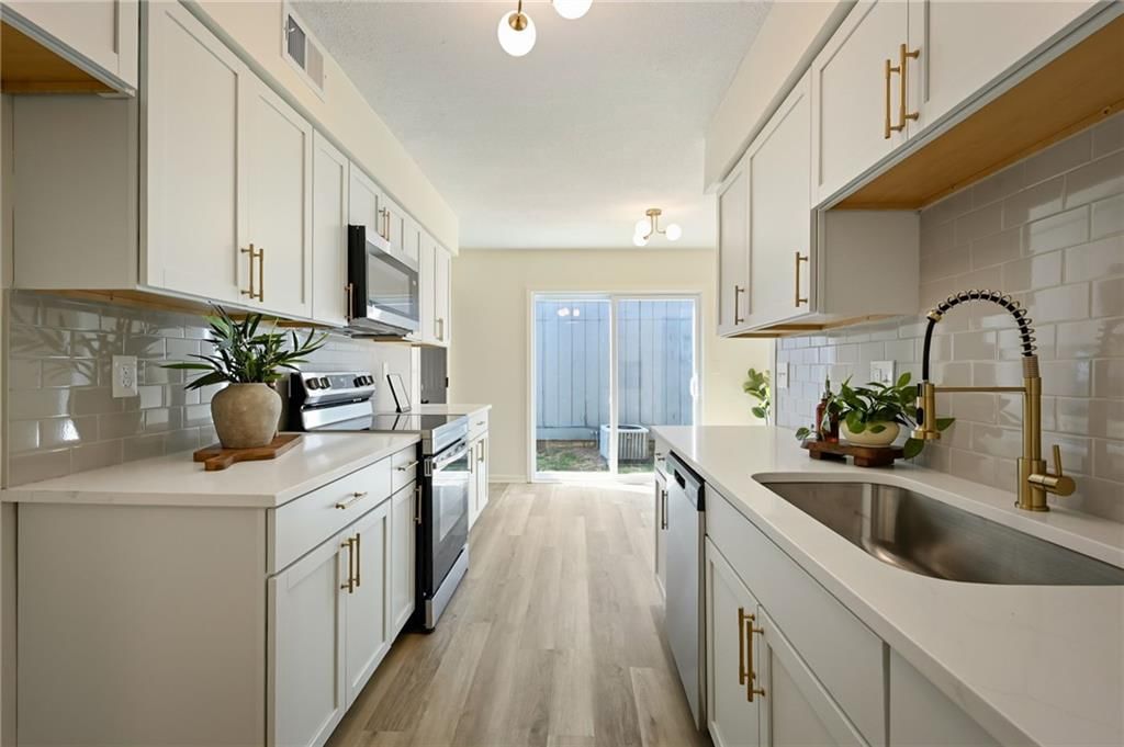 Photo 6 of 20 - 6603 Earnshaw Street, Shawnee, KS 66216