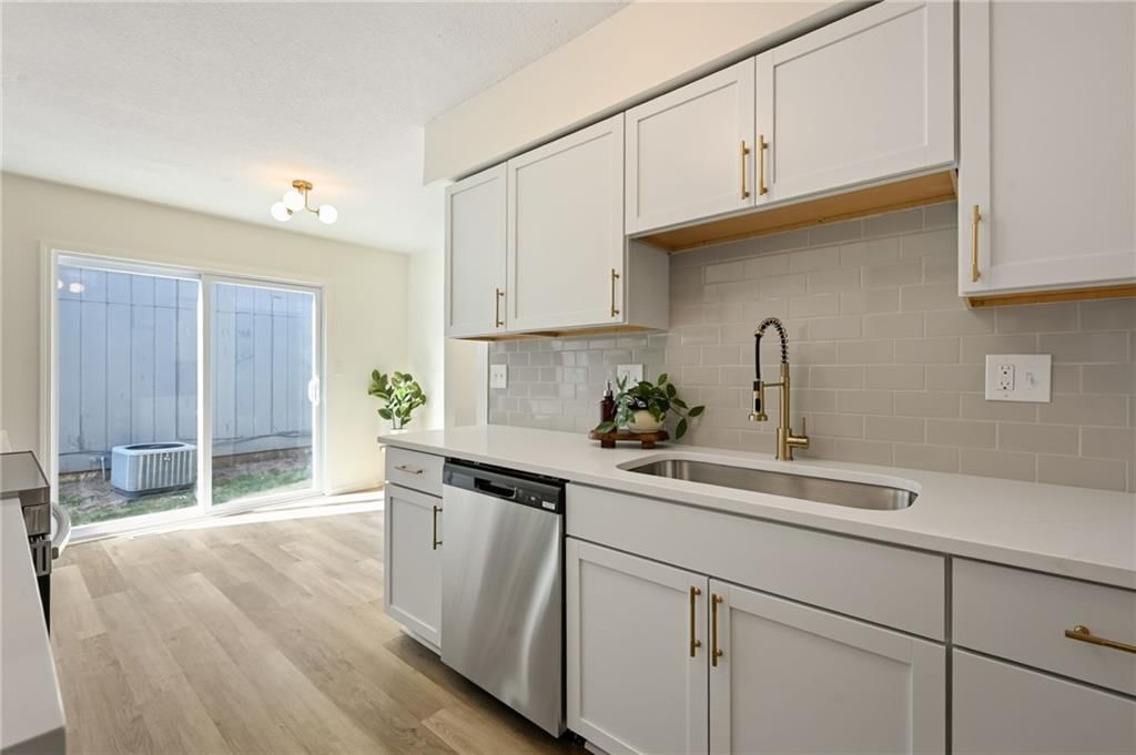Photo 7 of 20 - 6603 Earnshaw Street, Shawnee, KS 66216