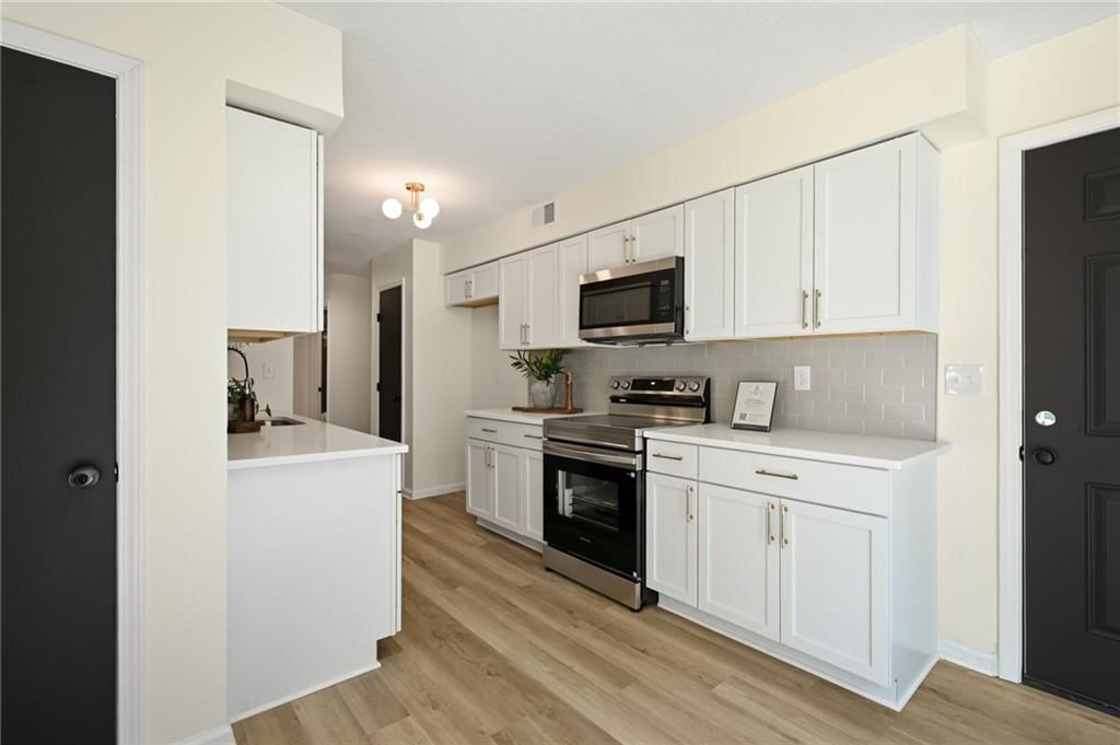 Photo 8 of 20 - 6603 Earnshaw Street, Shawnee, KS 66216