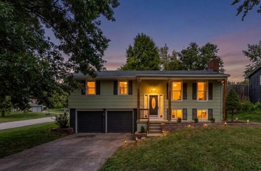 6739 NW Hilldale Drive, Kansas City, MO 64151