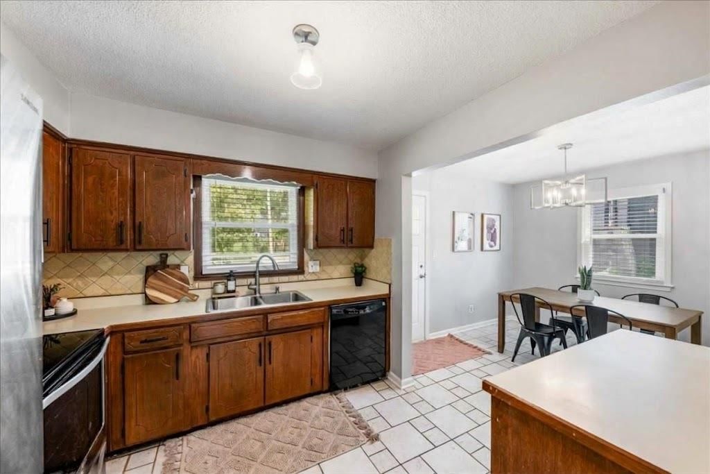 Photo 6 of 17 - 6739 NW Hilldale Drive, Kansas City, MO 64151