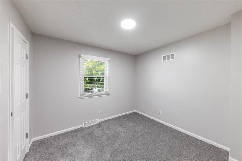 Photo 8 of 17 - 6739 NW Hilldale Drive, Kansas City, MO 64151