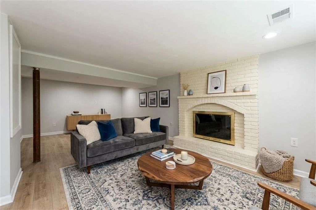 Photo 4 of 17 - 6739 NW Hilldale Drive, Kansas City, MO 64151