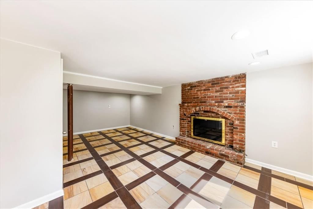 Photo 12 of 17 - 6739 NW Hilldale Drive, Kansas City, MO 64151