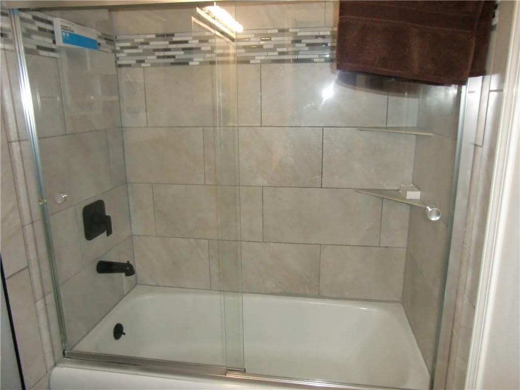 Tiled shower at 3401 S Ellison Way, Independence, MO 64055