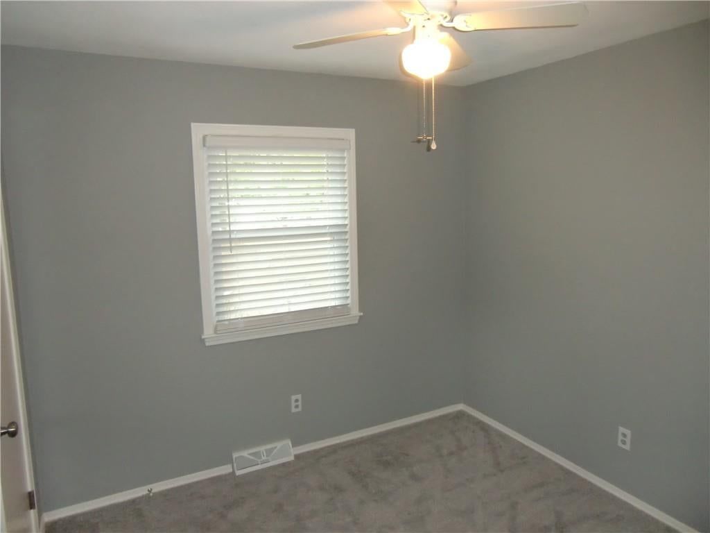 Photo 18 of 28 - 3401 S Ellison Way, Independence, MO 64055