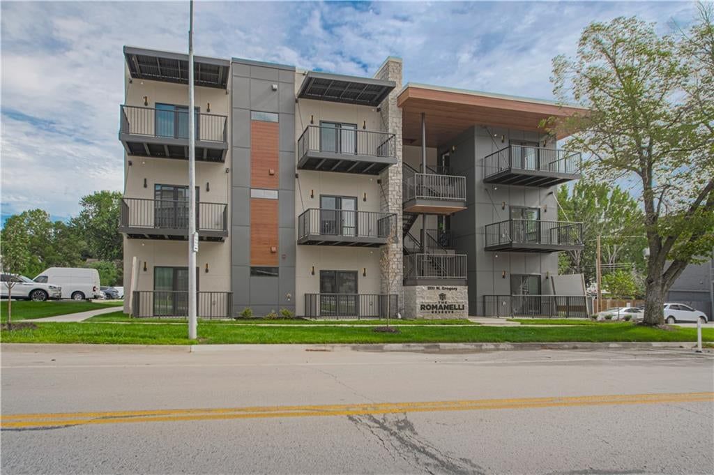 Photo 5 of 41 - 200 W Gregory Boulevard, Kansas City, MO 64114