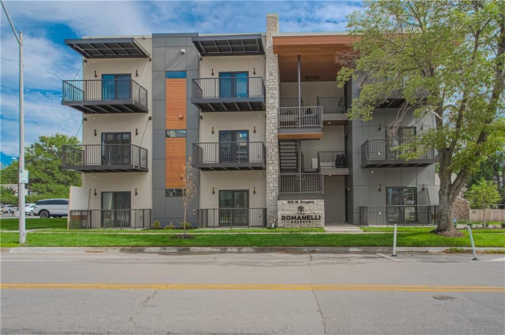 Photo 26 of 41 - 200 W Gregory Boulevard, Kansas City, MO 64114