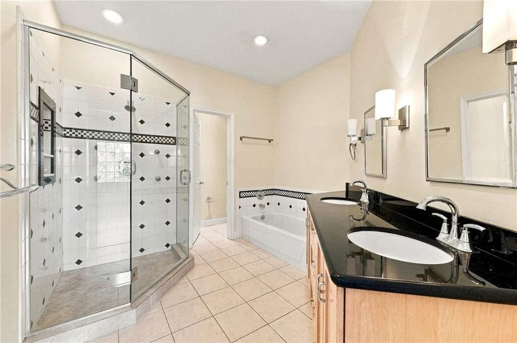 Photo 27: walk-in shower, 11603 Tomahawk Creek Parkway #G, Leawood, KS 66211