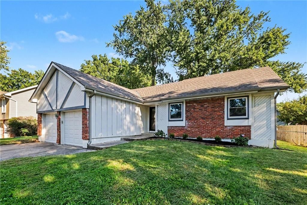 13935 S Cottonwood Drive, Olathe, KS: listing photo 3