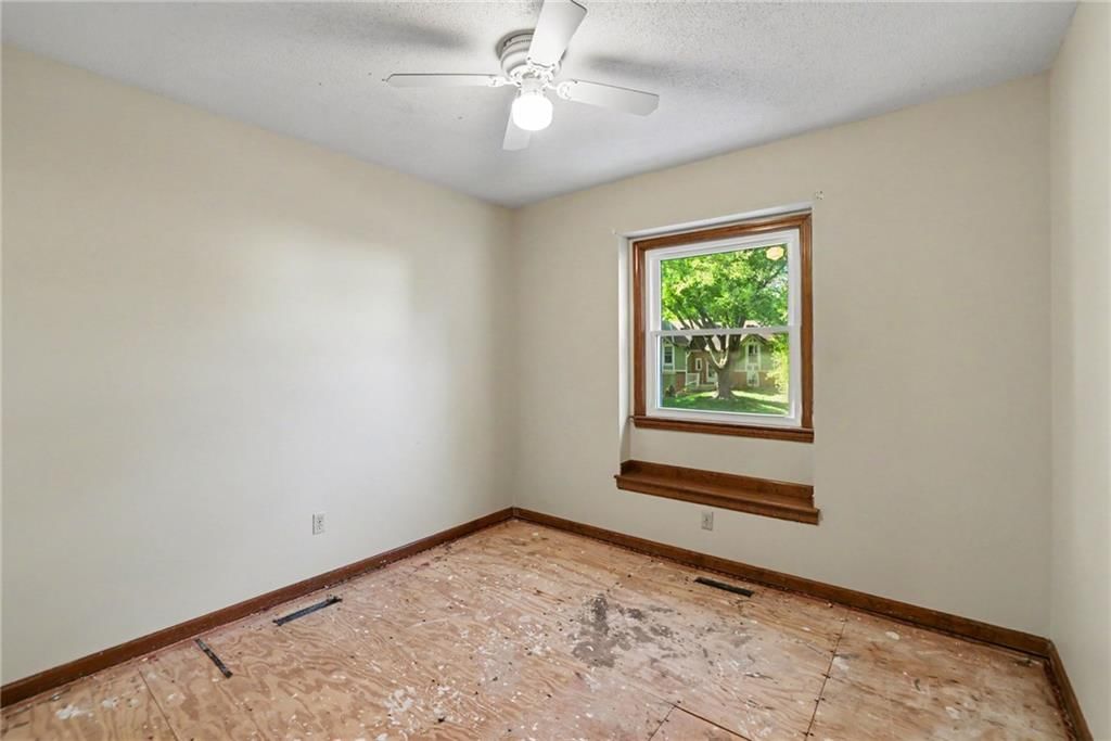 Photo 16 of 27 - 13935 S Cottonwood Drive, Olathe, KS 66062