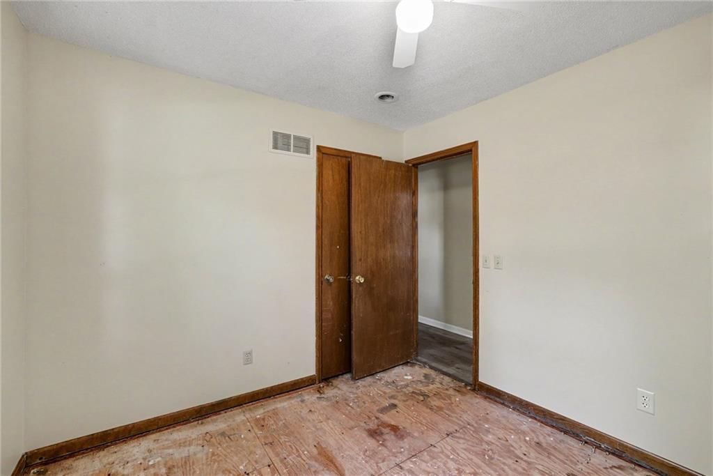 Photo 17 of 27 - 13935 S Cottonwood Drive, Olathe, KS 66062