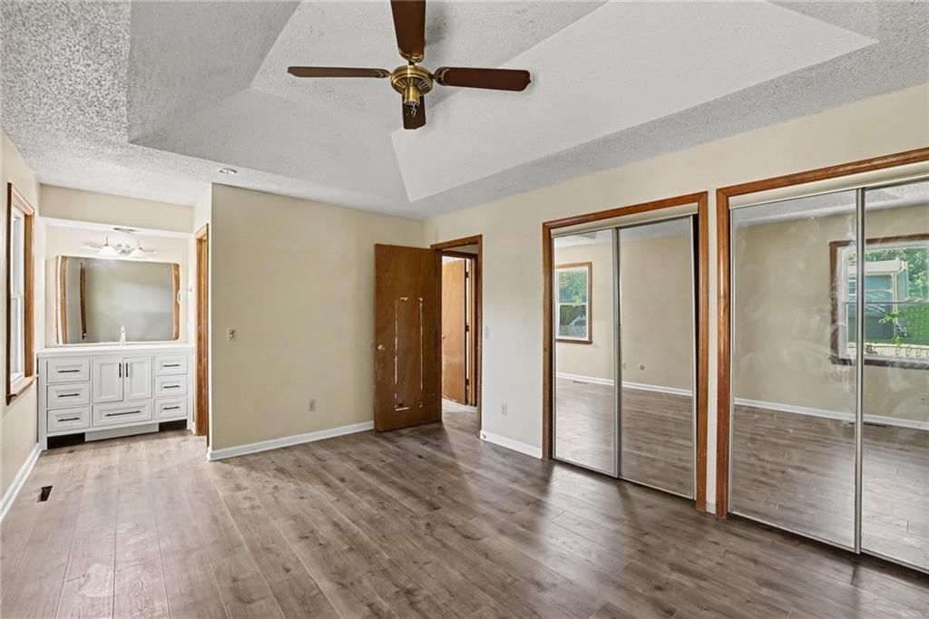 Photo 10 of 27 - 13935 S Cottonwood Drive, Olathe, KS 66062