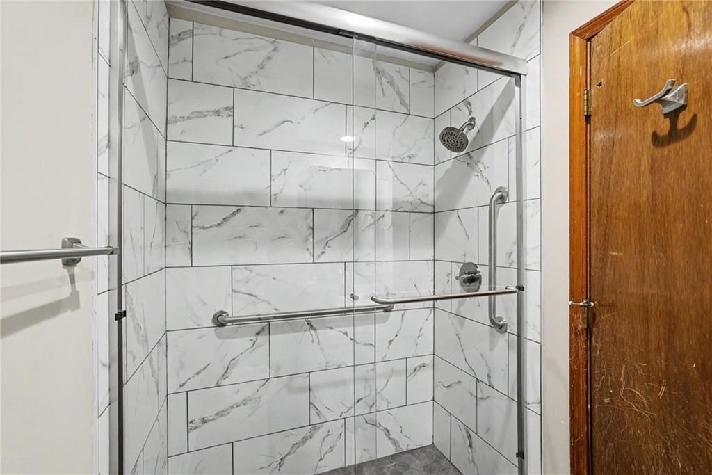 Photo 12 of 27 - 13935 S Cottonwood Drive, Olathe, KS 66062