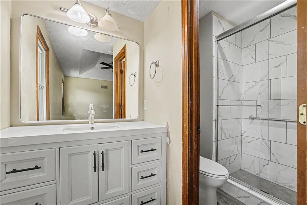 Photo 11 of 27 - 13935 S Cottonwood Drive, Olathe, KS 66062