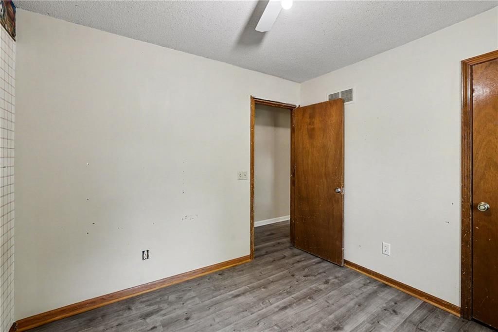 Photo 14 of 27 - 13935 S Cottonwood Drive, Olathe, KS 66062
