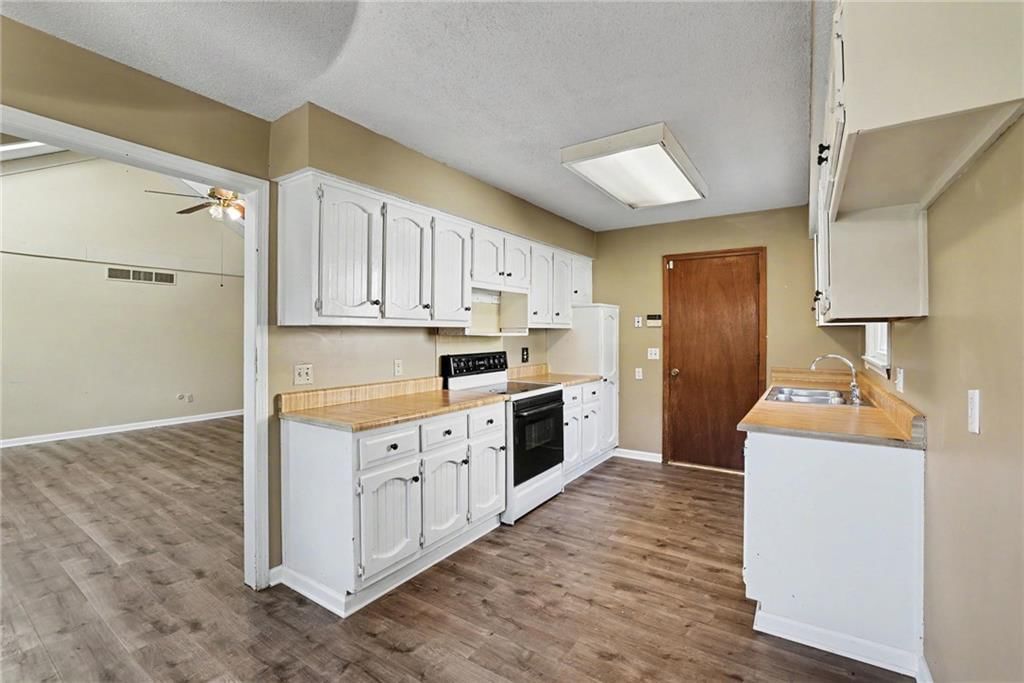 Photo 7 of 27 - 13935 S Cottonwood Drive, Olathe, KS 66062