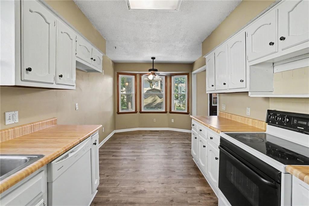 Photo 8 of 27 - 13935 S Cottonwood Drive, Olathe, KS 66062