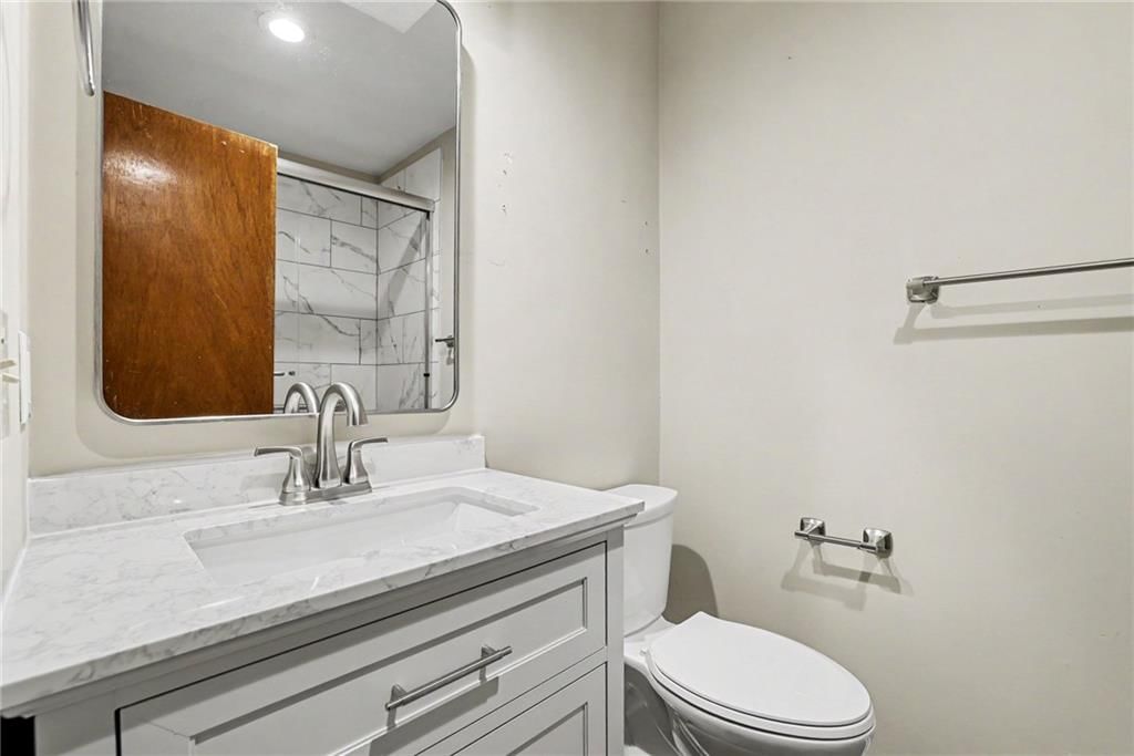Photo 15 of 27 - 13935 S Cottonwood Drive, Olathe, KS 66062