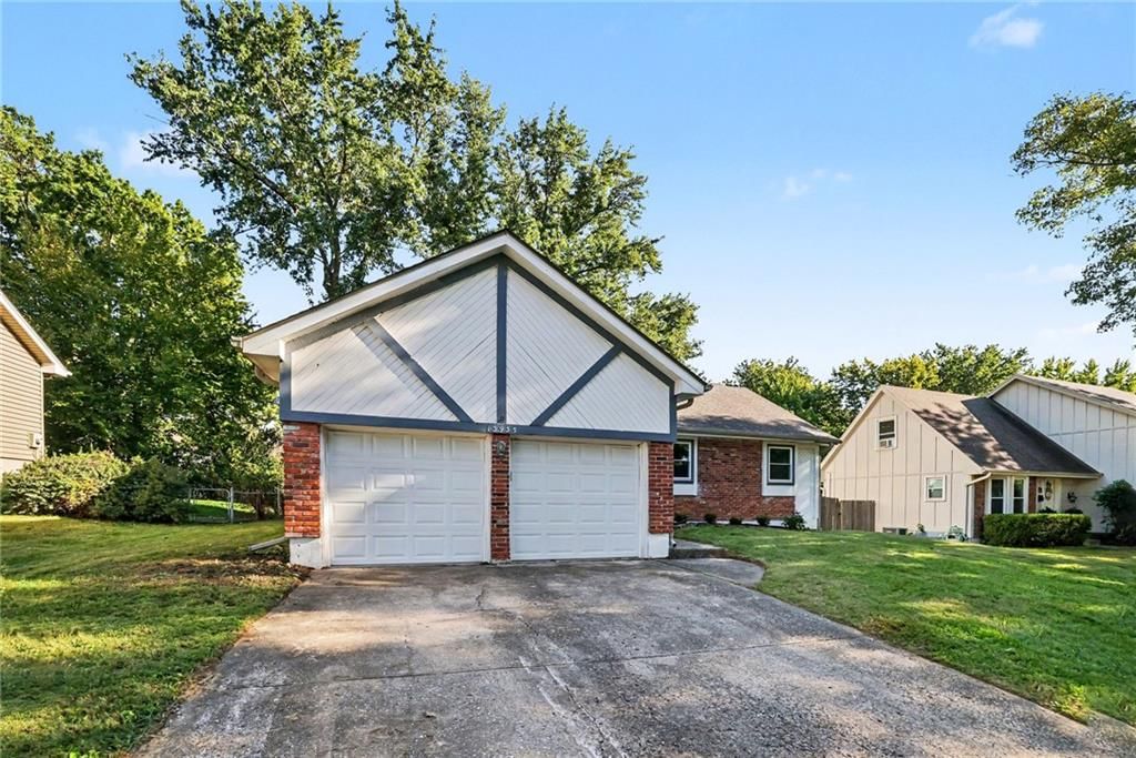 Photo 2 of 27 - 13935 S Cottonwood Drive, Olathe, KS 66062