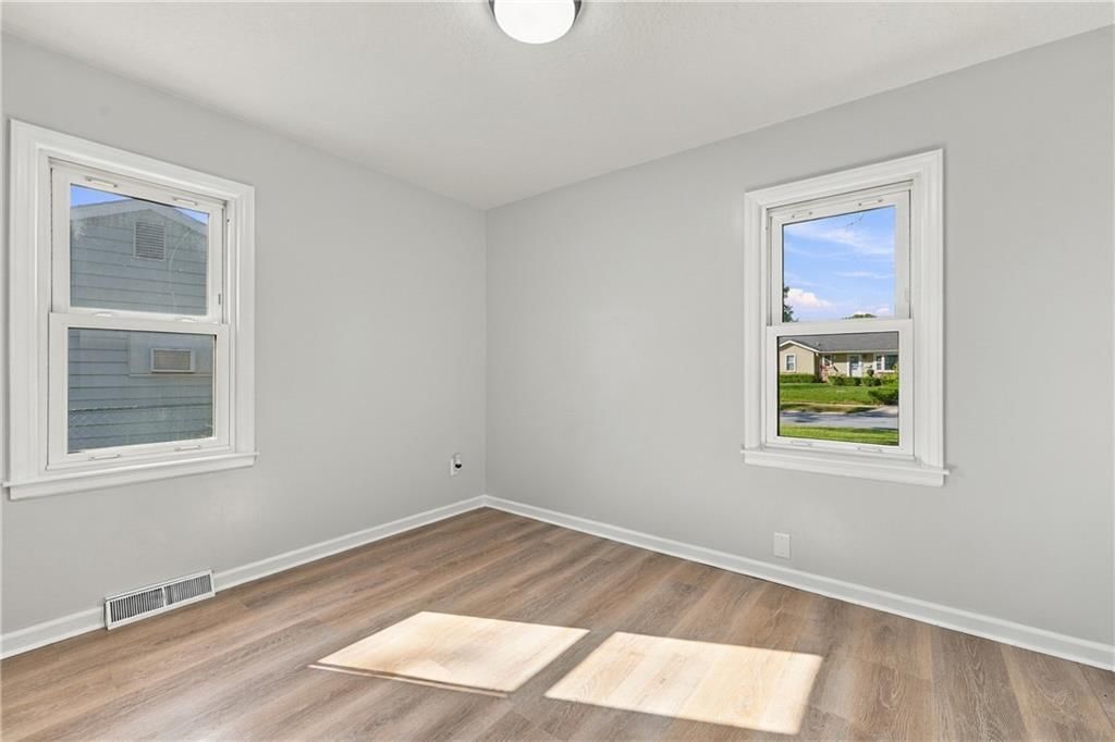 Photo 10 of 23 - 9119 W 87th Terrace, Overland Park, KS 66212