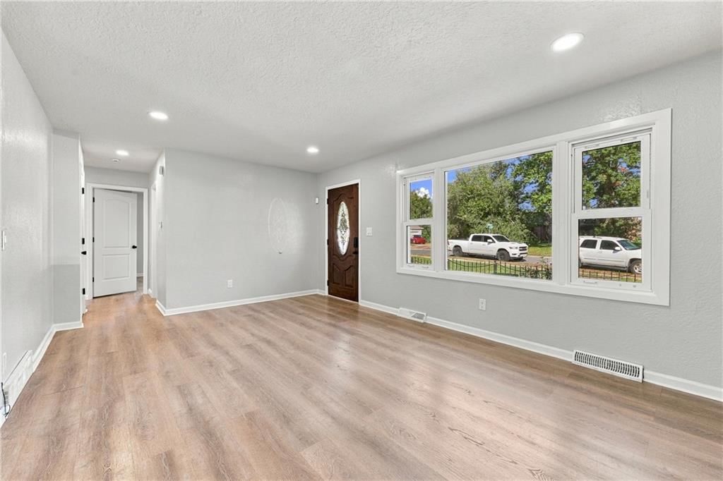 Photo 5 of 23 - 9119 W 87th Terrace, Overland Park, KS 66212