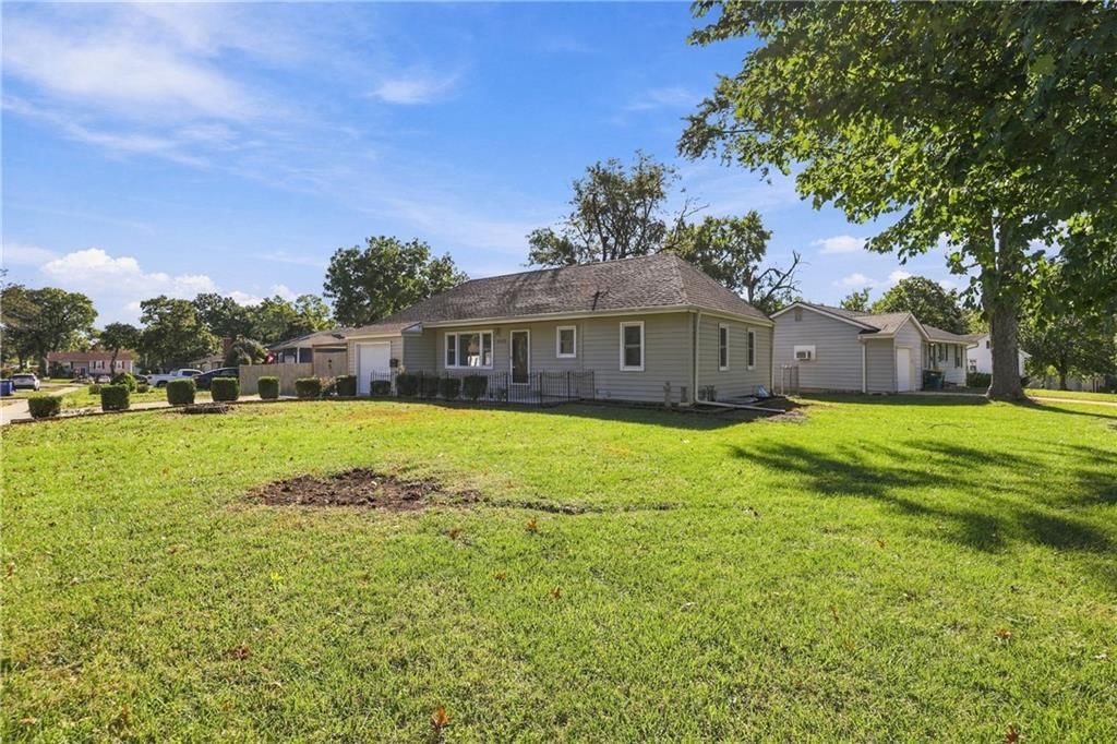 9119 W 87th Terrace, Overland Park, KS: listing photo 2