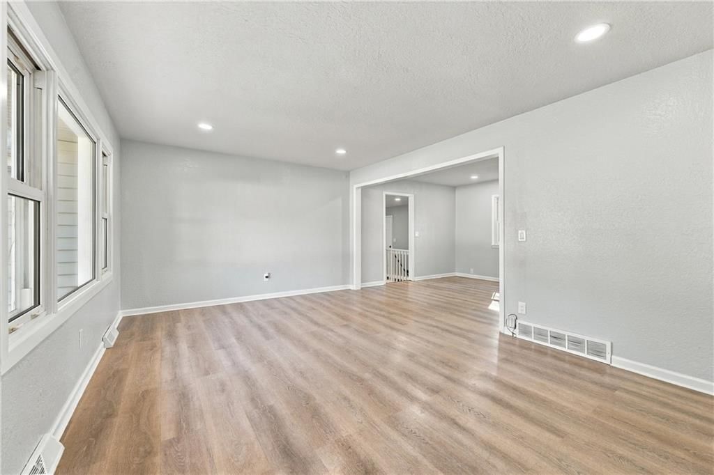 Photo 4 of 23 - 9119 W 87th Terrace, Overland Park, KS 66212